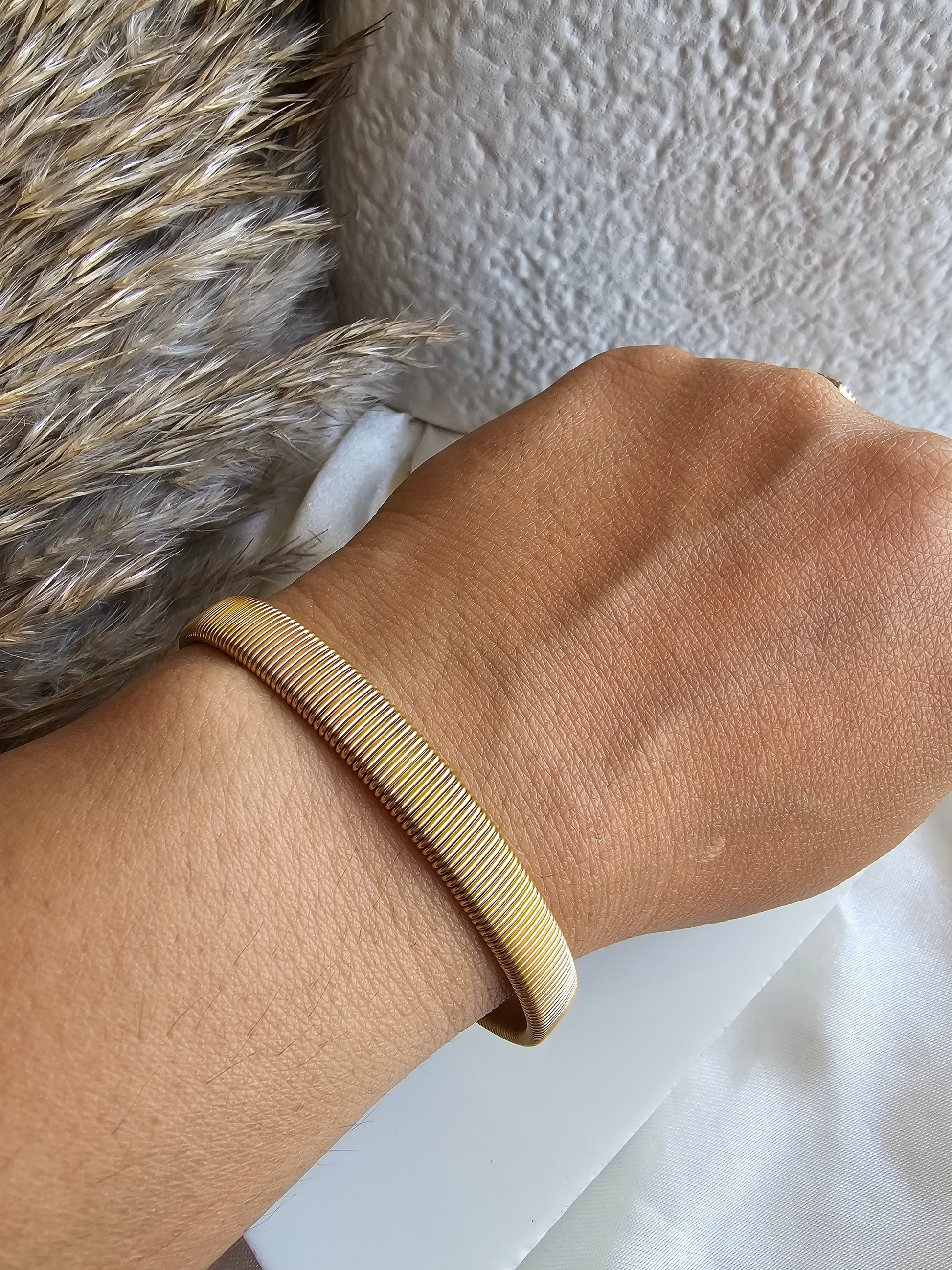 golden-coil-sleek-bracelet