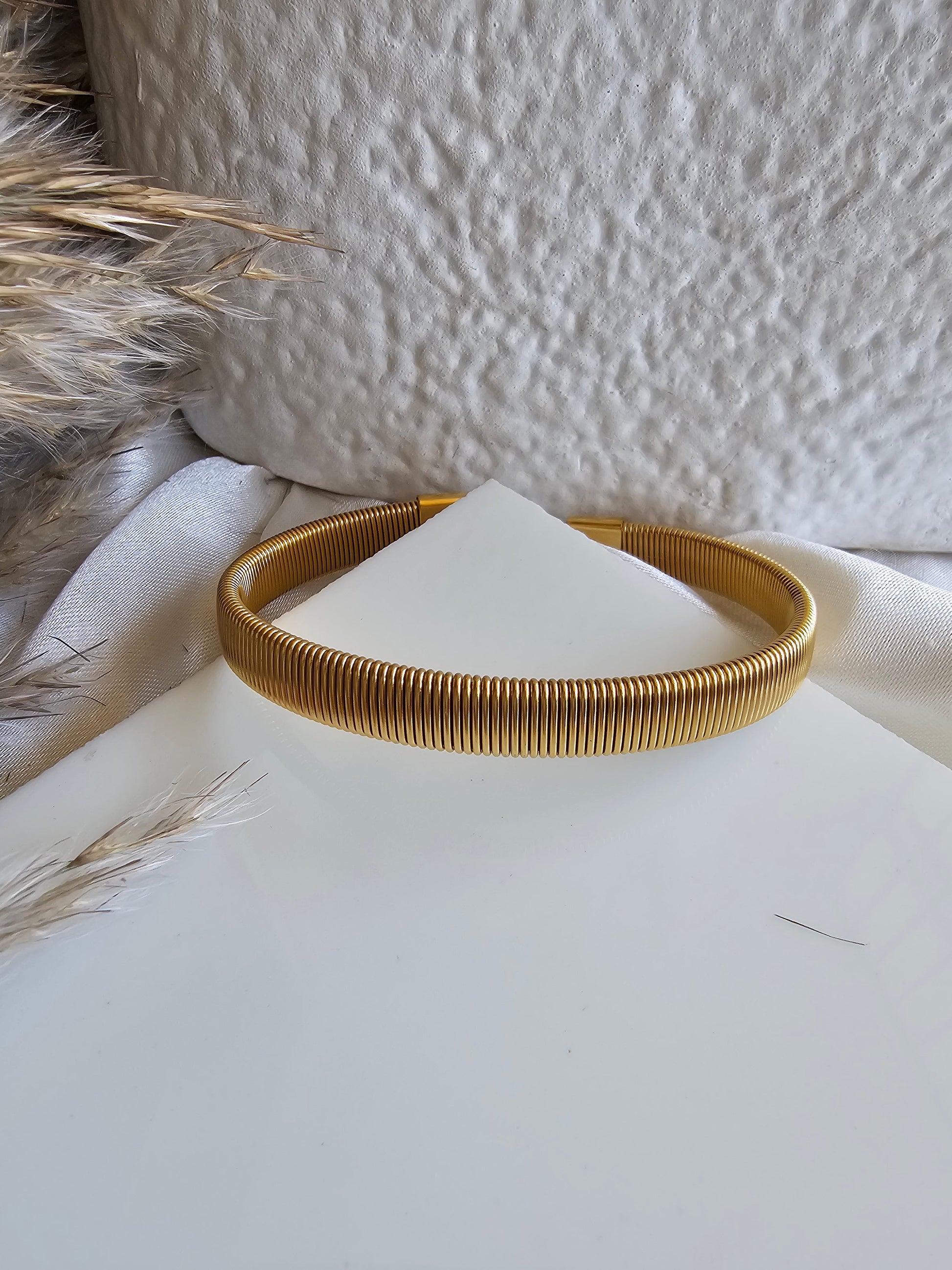 golden-coil-sleek-bracelet