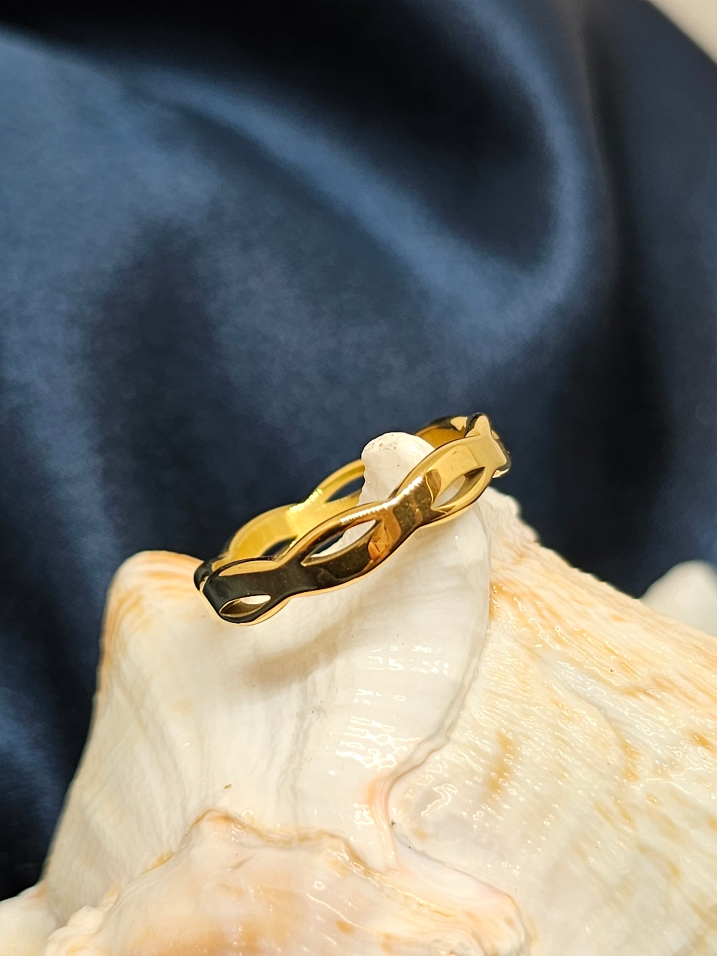 Twist Loop Ring